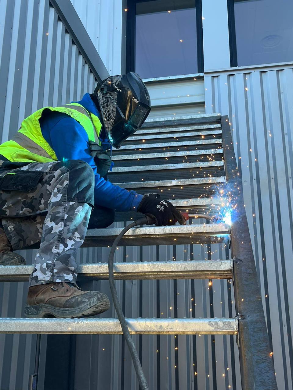 Soudeur professionnel en action sur un escalier métallique